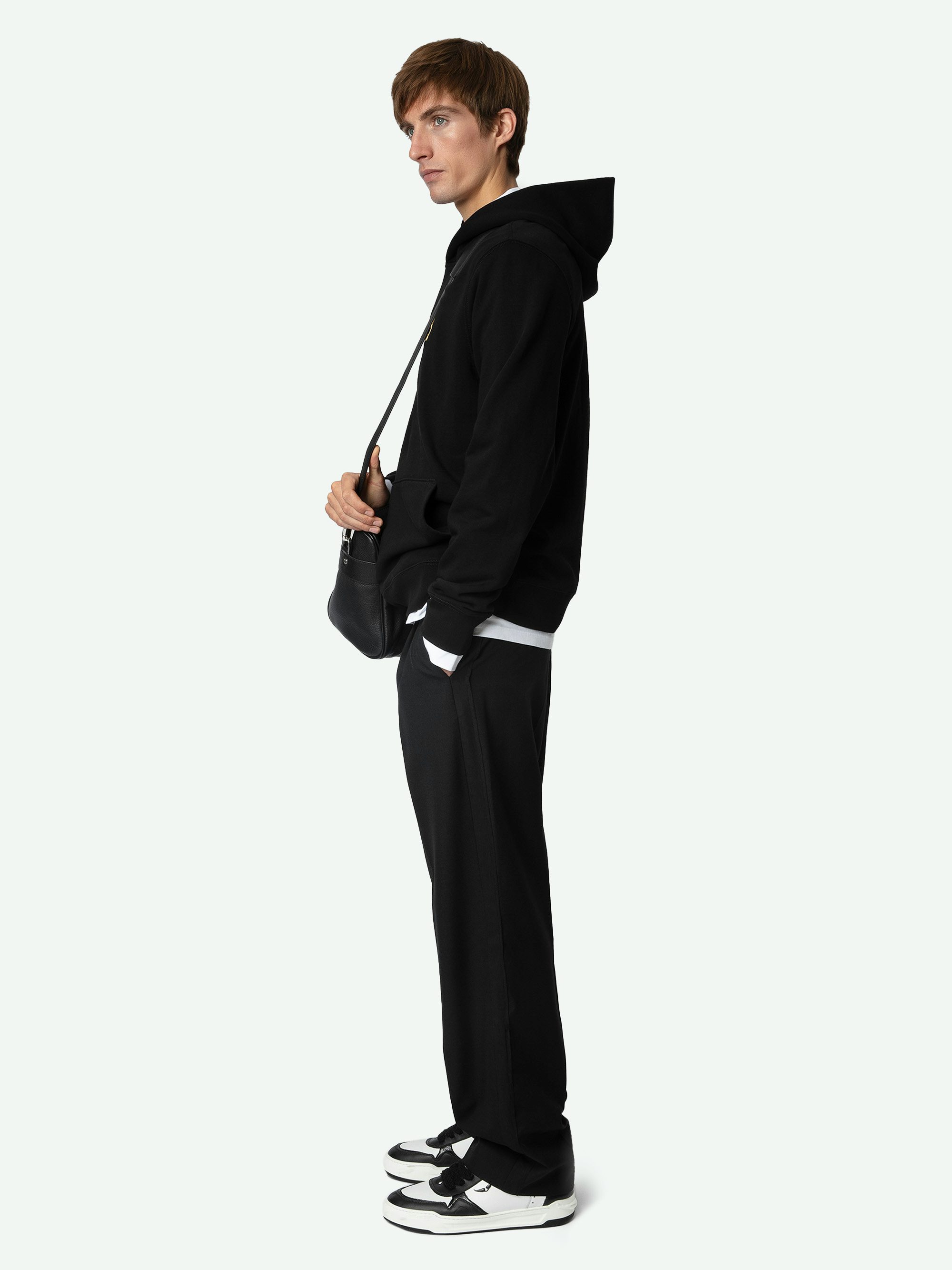 Sudadera Sanchi - Sudadera negra de algodón ecológico, de manga larga, con capucha, parche dorado en la parte delantera y estampado XO Skull en la espalda.